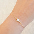 Pulseira Cruz Pendente Brilhante — Elegante e Delicada